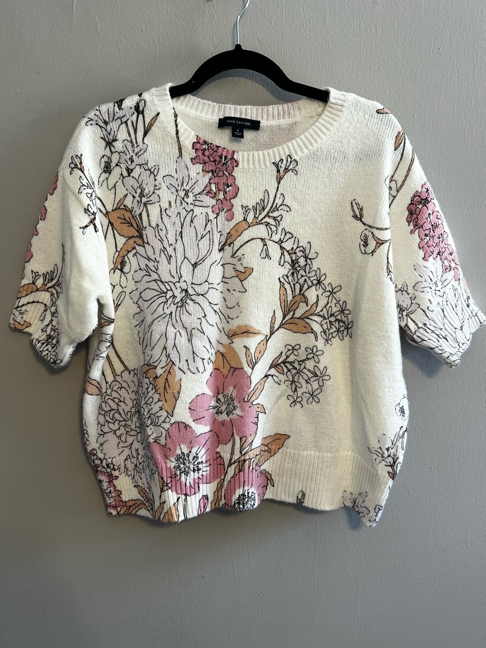 Ann Taylor Cream Floral Short-Sleeve Crewneck Sweater with Pink Accents - M